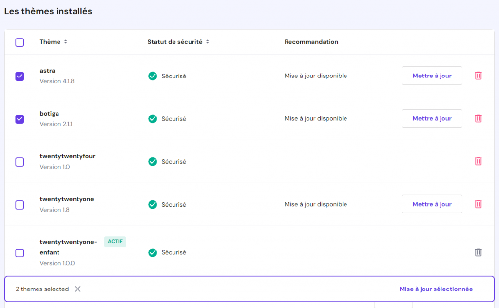 Section des thèmes installés sur hPanel, avec deux thèmes sélectionnés et une option de mise à jour en masse affichée en bas.