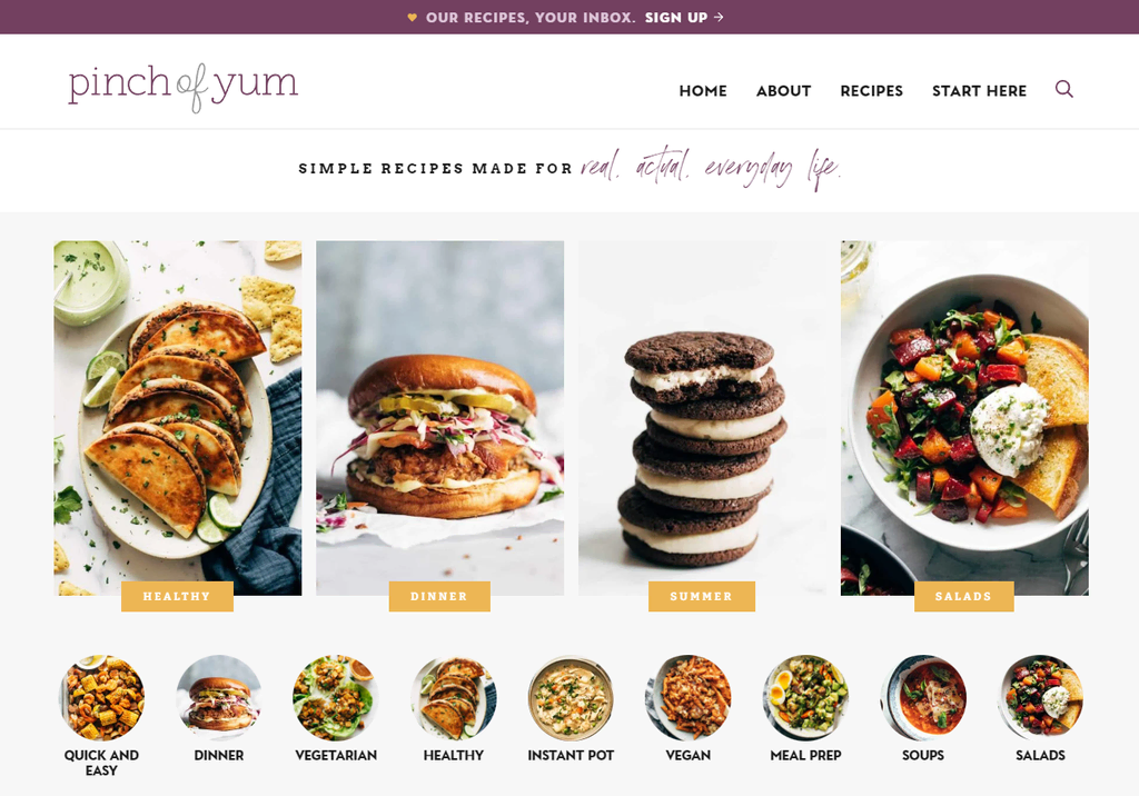 Page d'accueil de Pinch of Yum, un blog WordPress qui met l'accent sur des recettes faciles à suivre.